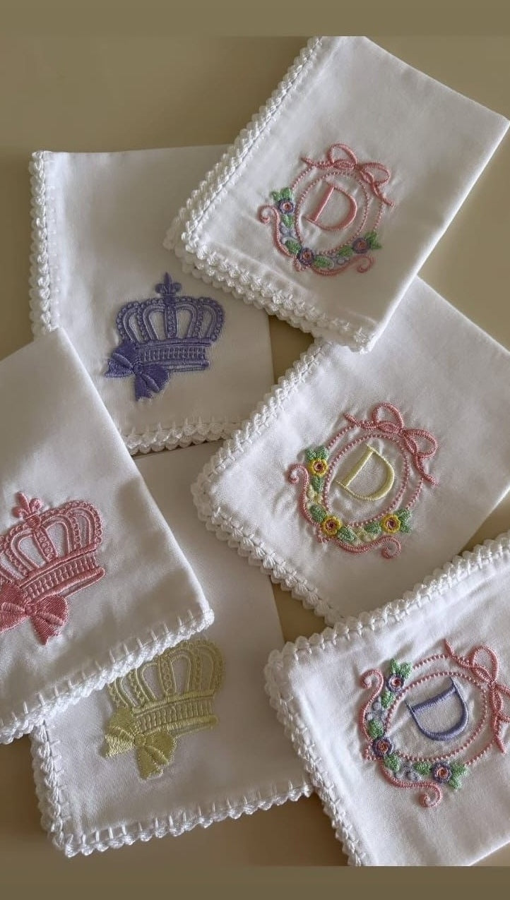 Set de 6 Pañales Personalizados en Tela Curity – Bordados a Mano