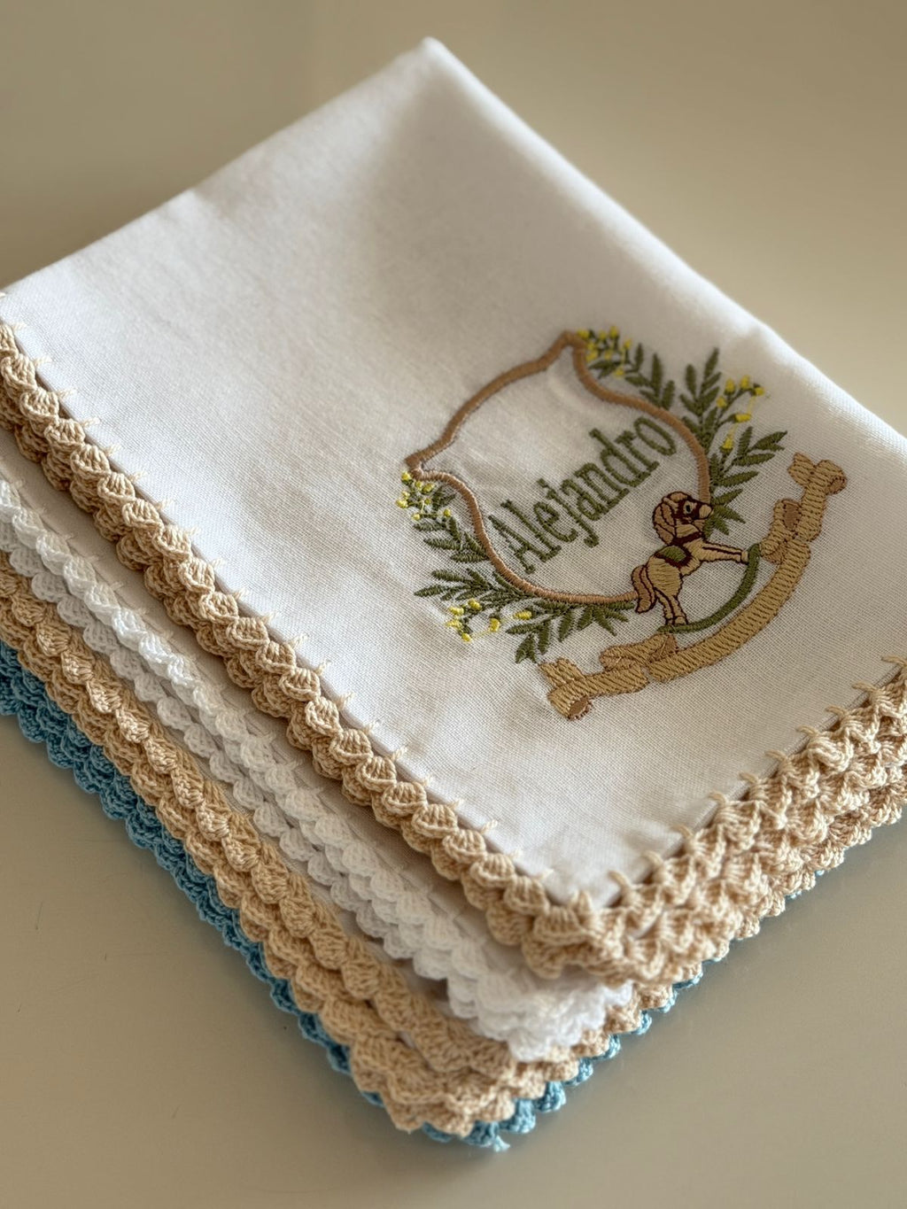 Set de 6 Pañales Personalizados en Tela Curity – Bordados a Mano